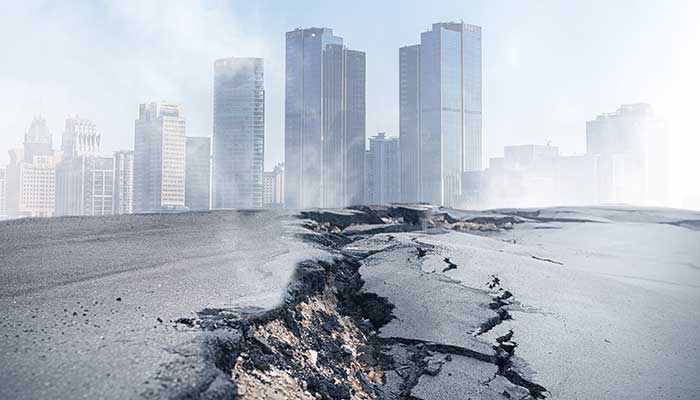 高层发生地震时正确的逃生方法是 发生地震时从高楼撤离的正确做法是