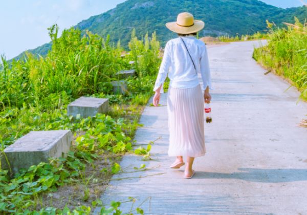 夏季背心裙怎么搭配 夏季背心裙简单搭配