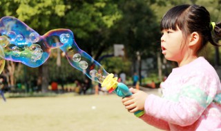 小孩吹泡泡的水怎么配（小孩吹泡泡液体的配方）