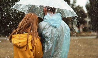 雨水脏吗 雨水脏吗衣服被淋了要重洗吗