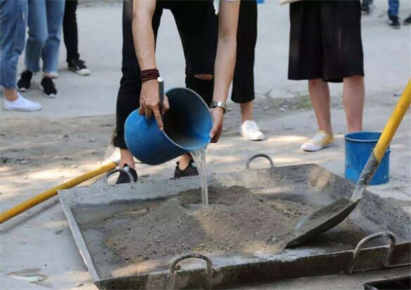 白水泥干了有硬度吗 如何让白水泥更坚固 水泥和的太干能用吗