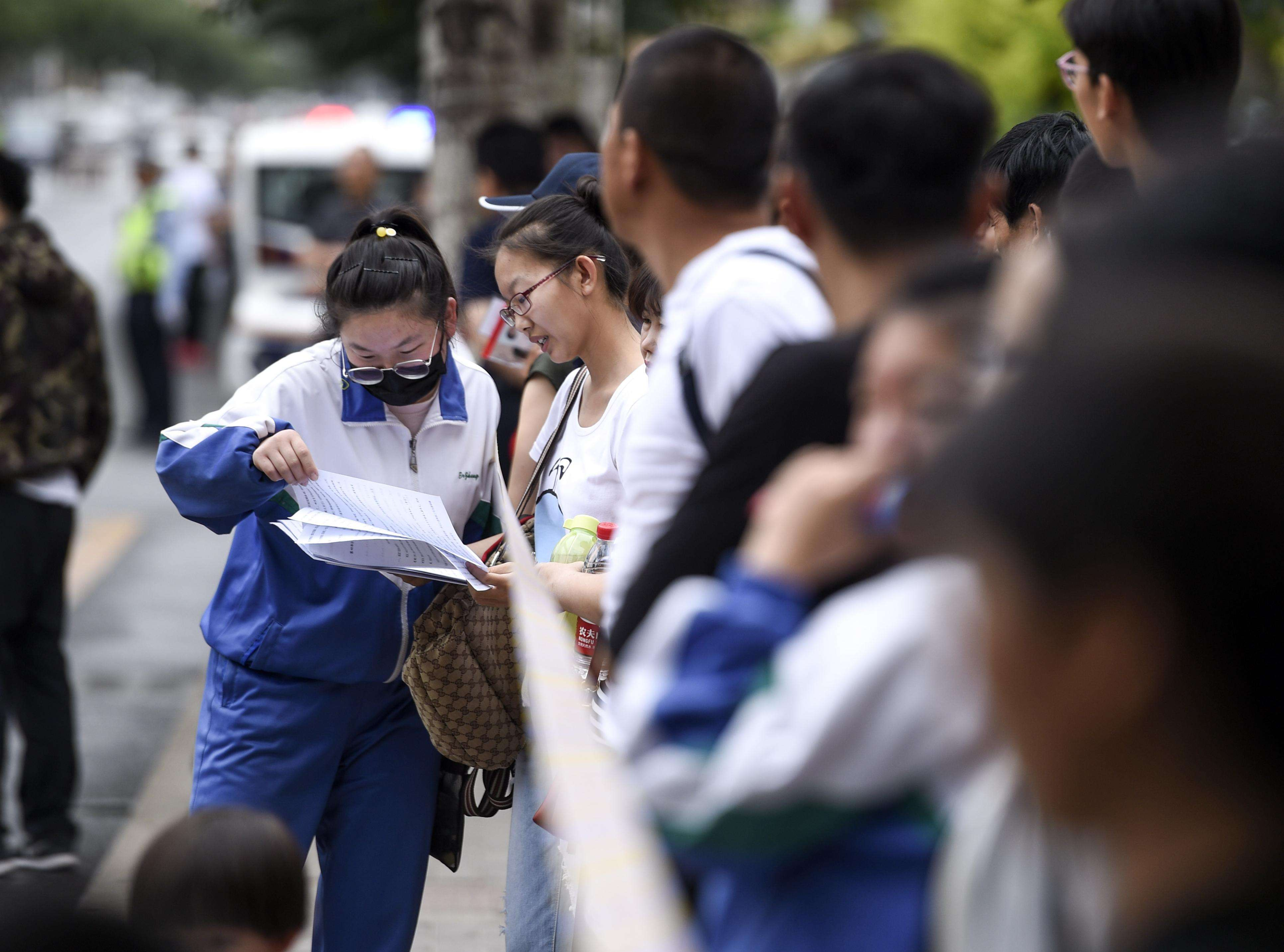 2021年，省高考状元彭子年考732分，英语和数学的平均成绩为149分