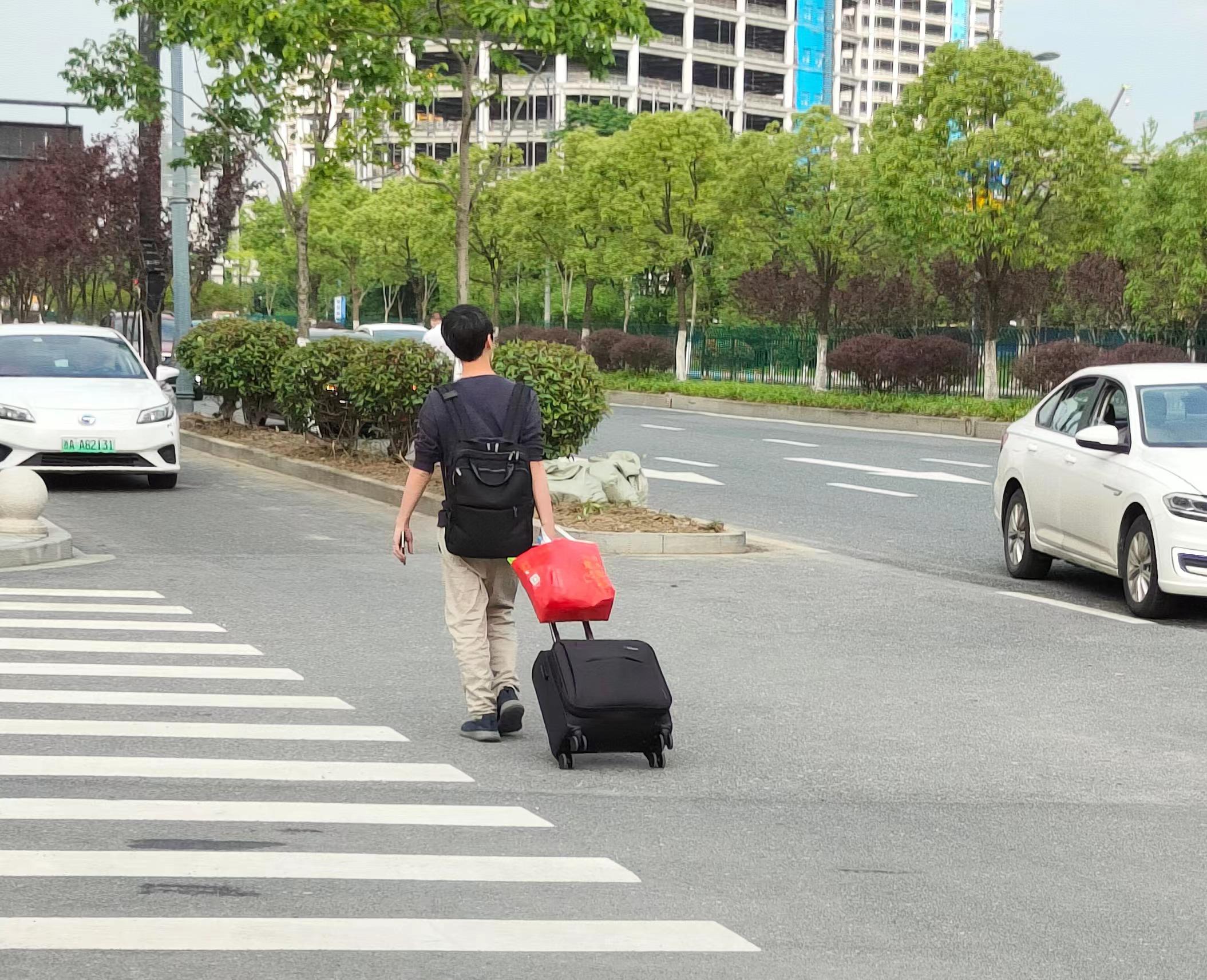 阿里裁员，满城风雨：一天吃两顿散伙饭，网约车司机也提前三小时下班