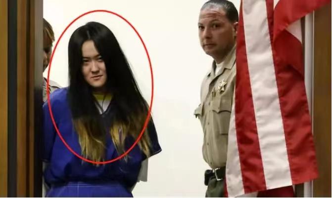 留美女生专找同胞绑架虐待，家里有钱不怕事，15年被捕时面带微笑