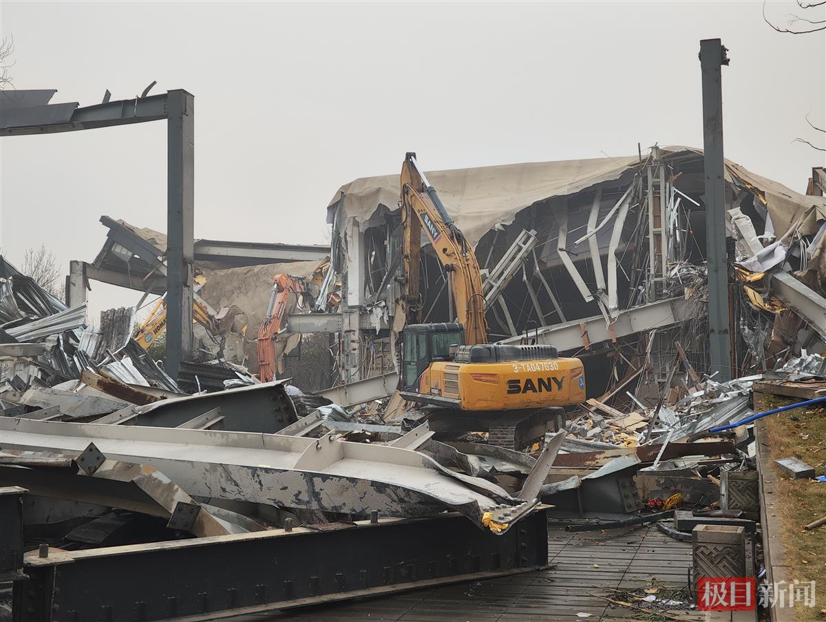 实探西安大明宫遗址多处违建开拆：篮球场顶棚已拆掉，售楼部正在拆除