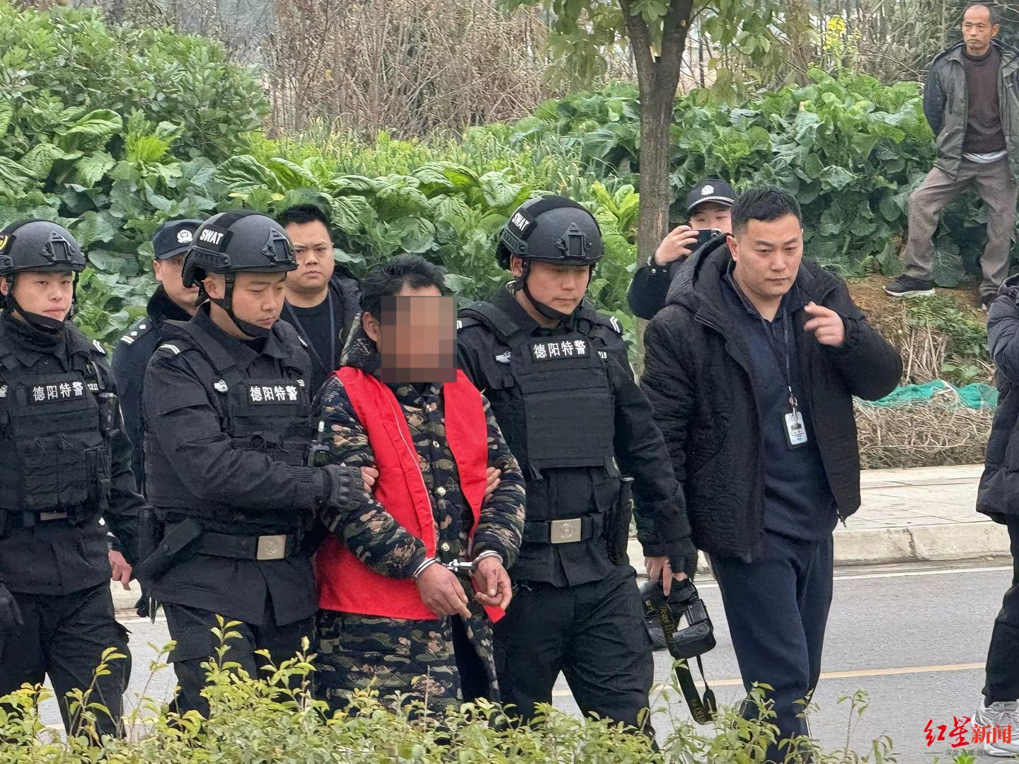 警方还原刑案嫌疑人李小龙落网现场：山上潜藏一夜，下山被巡逻民警发现，佯装打电话被抓