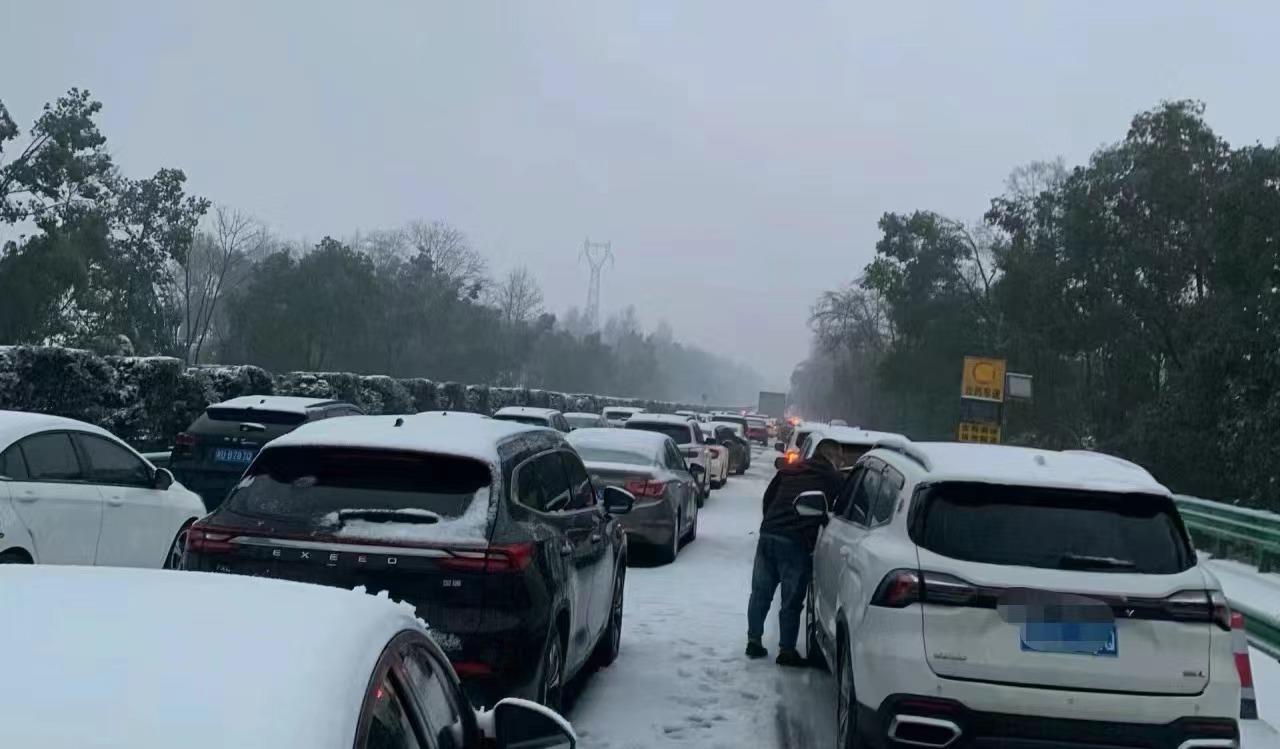 暴雪冻雨下的返乡人：有车主套两条秋裤自发在高速上疏导车流