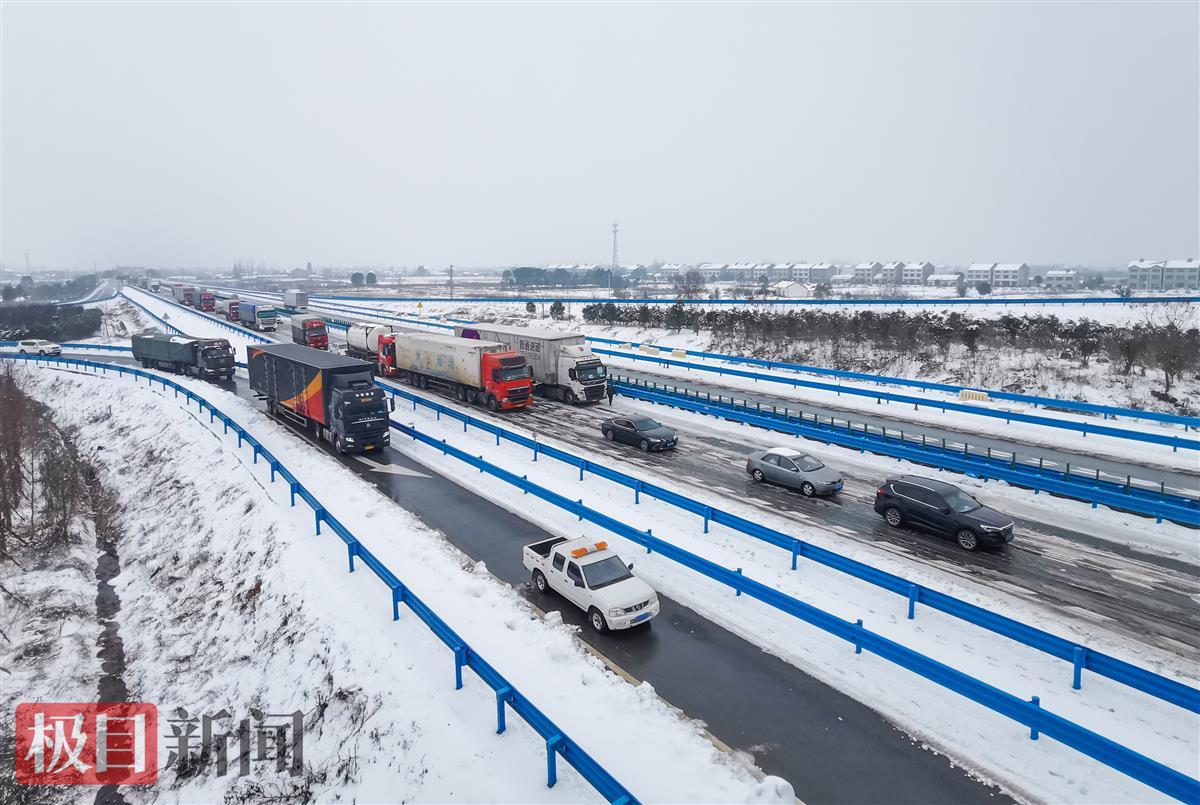 记者直击沪渝高速荆州段铲冰除雪现场：冰雪厚度40年来罕见，村民用铁锹、锄头破冰