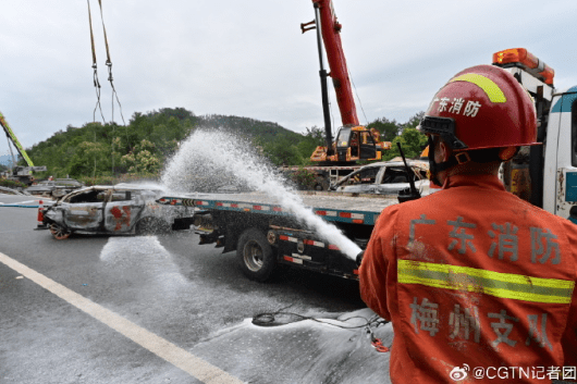 梅大高速事故已确认24人死亡，医院：全县救护车都去了现场