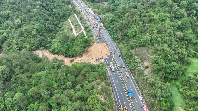 广东梅大高速发生路面塌方事故 梅大高速公路