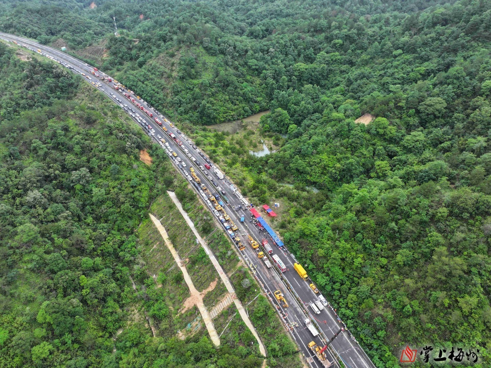 梅大高速塌方：过路客帮忙救起6名受困群众