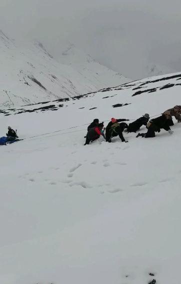 30岁驴友徒步贡嘎山遇难：海拔4500米雪山上，救援人员跪地前行转运遗体下山