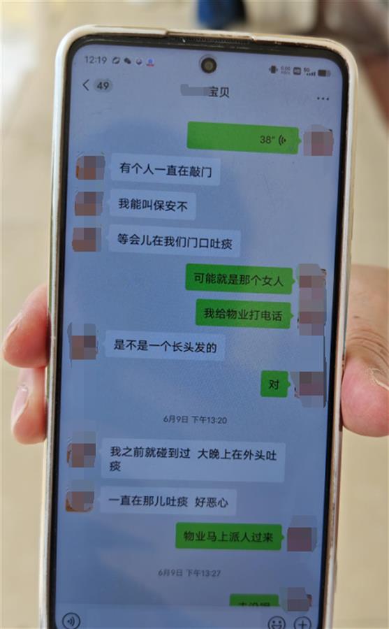 成都一女子在家门口遇害，其母：事发前已请物业通知保安，凶手是同小区居民