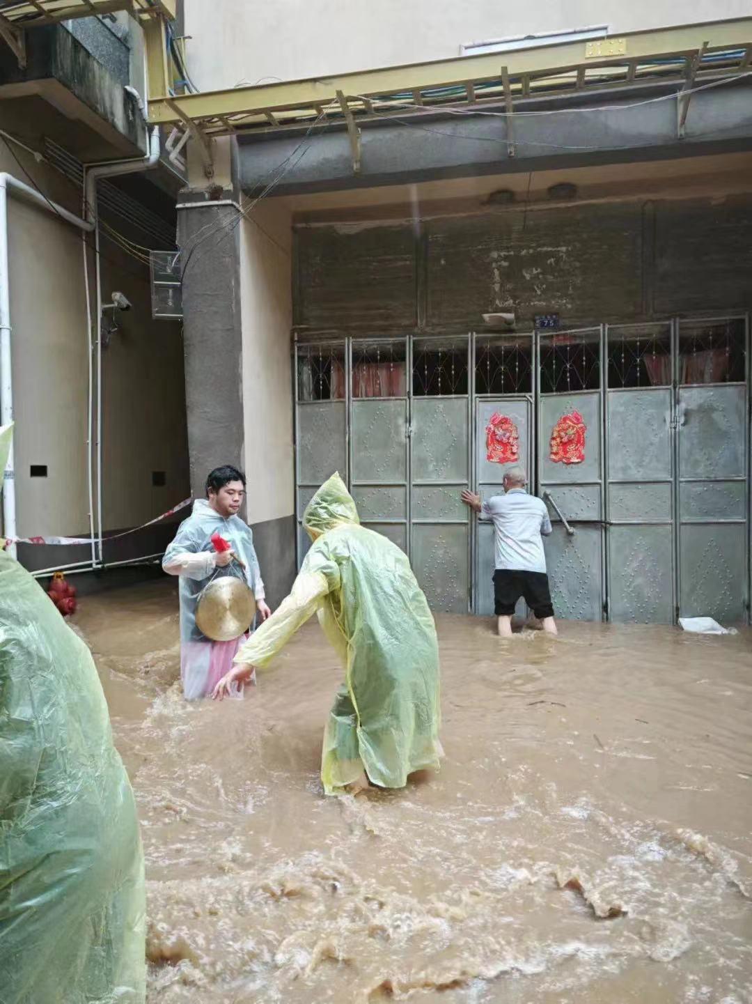 在洪水围困前一起撤离：梅州暴雨后居民转移与互助的几个片段