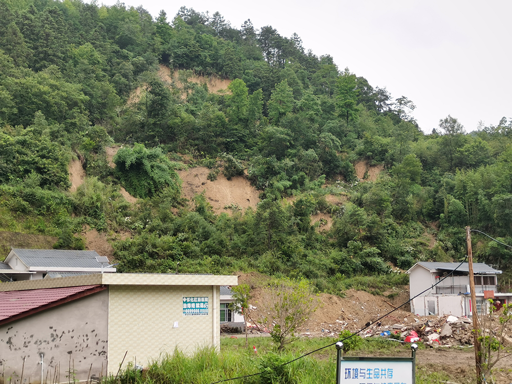 被滑坡推倒的两个家庭 遭遇滑坡