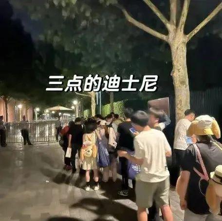 上海18岁姑娘去迪士尼“送外卖”！园里花的钱，园里赚回来！你觉得可行吗？