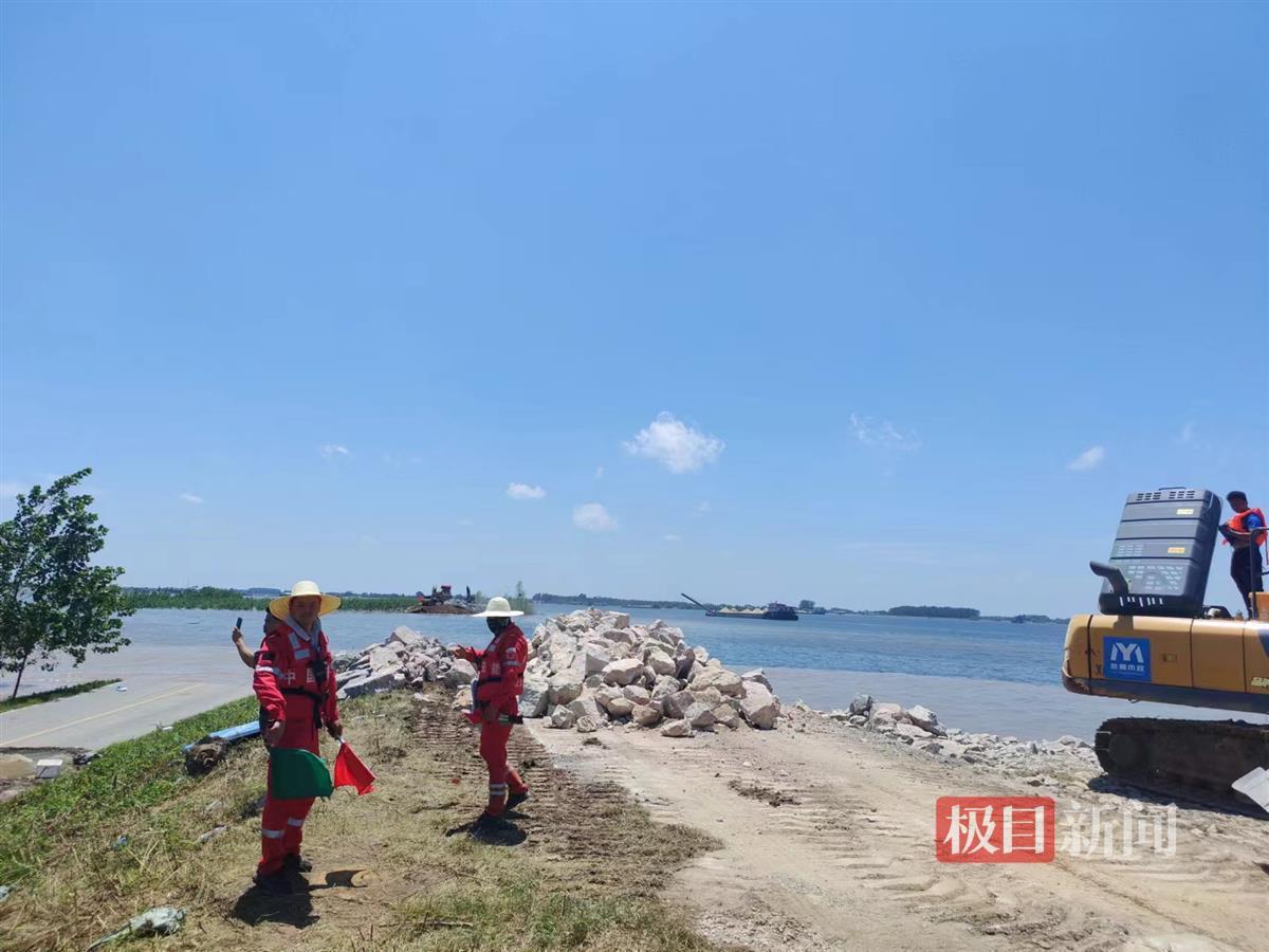 抢险洞庭湖：打桩船在溃口处植入钢板拦截洪流，司机通宵守候卸下一车砂石